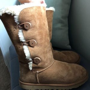 Tan bailey button tall Uggs🍂